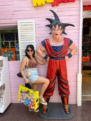 shary-al-lado-de-un-muneco-de-goku